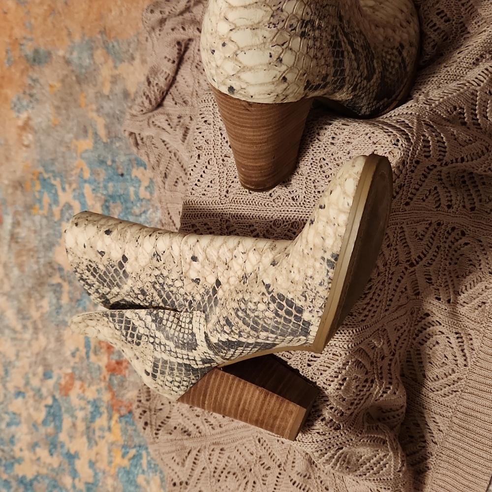 Snakeskin angle booties for fall🍂🍁 - Picture 4 of 7